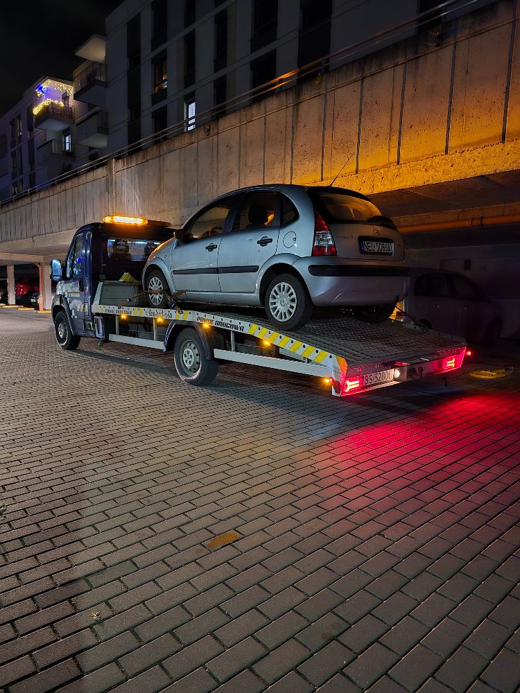 Nocne holowanie Citroëna C3