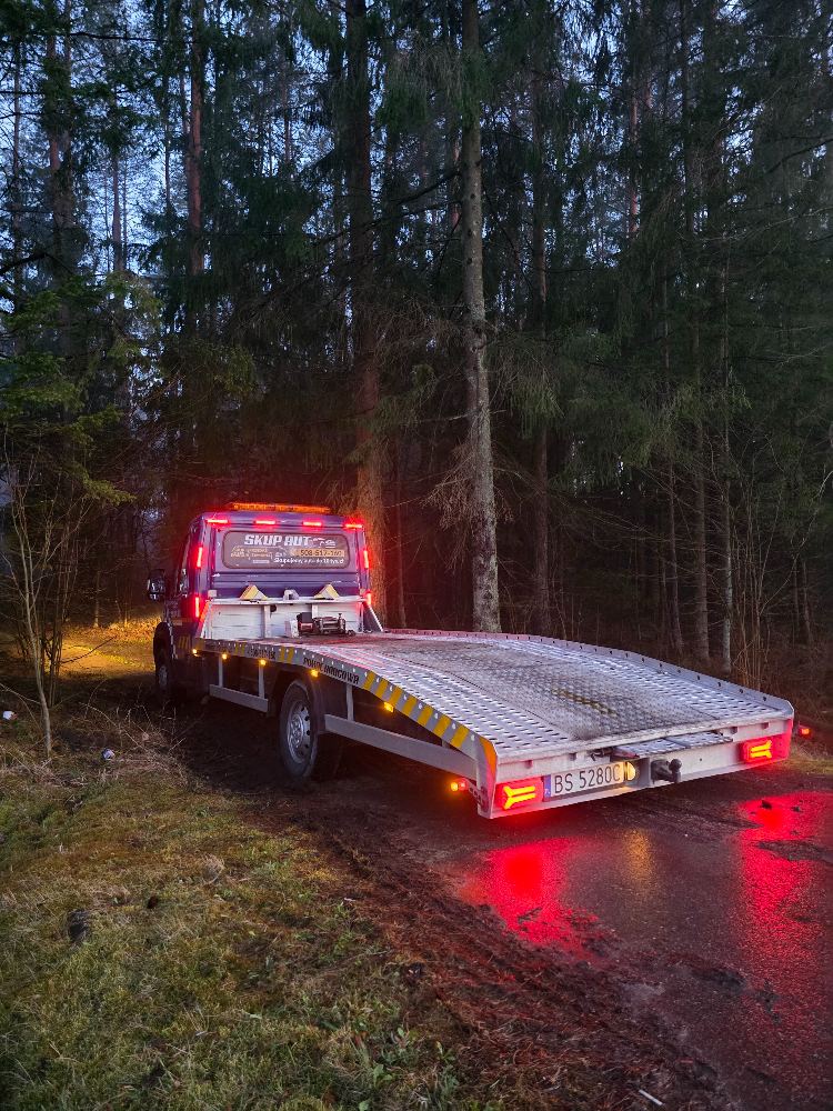 Laweta HOL TRANS po zmroku na leśnej drodze