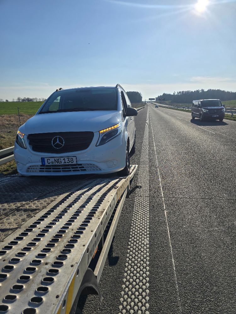 Mercedes Vito na lawecie podczas transportu drogą ekspresową