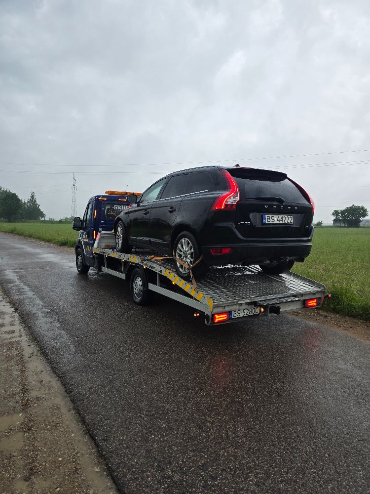 Volvo XC60 zabrane na lawetę w deszczu